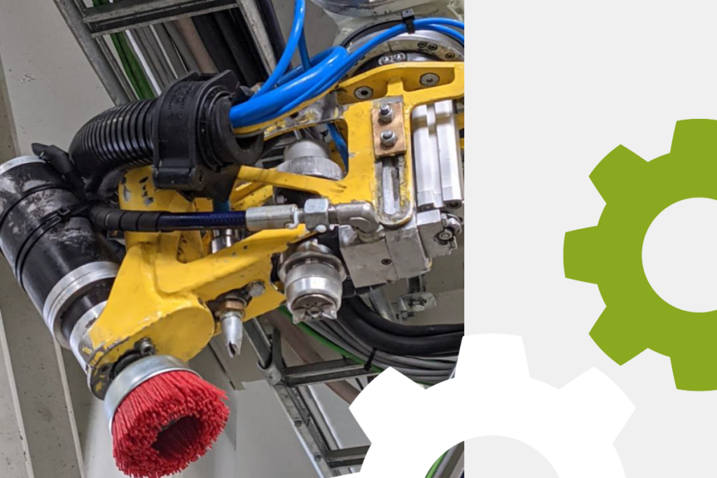 Robot met schoonmaak borstel en olie borstel voor mal