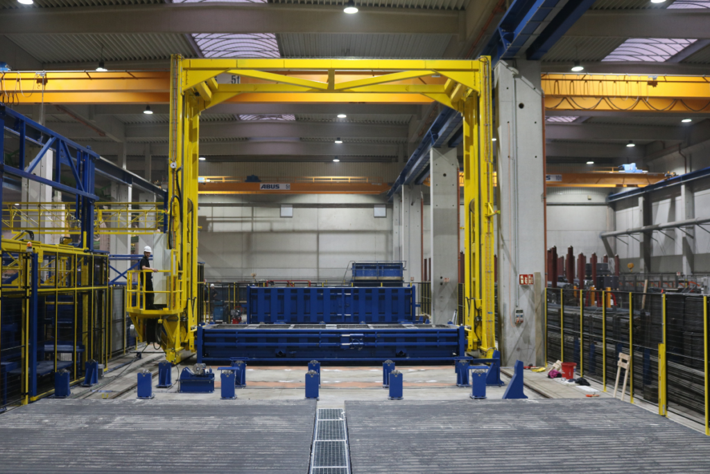 Malhandler met transportband voor keerwanden