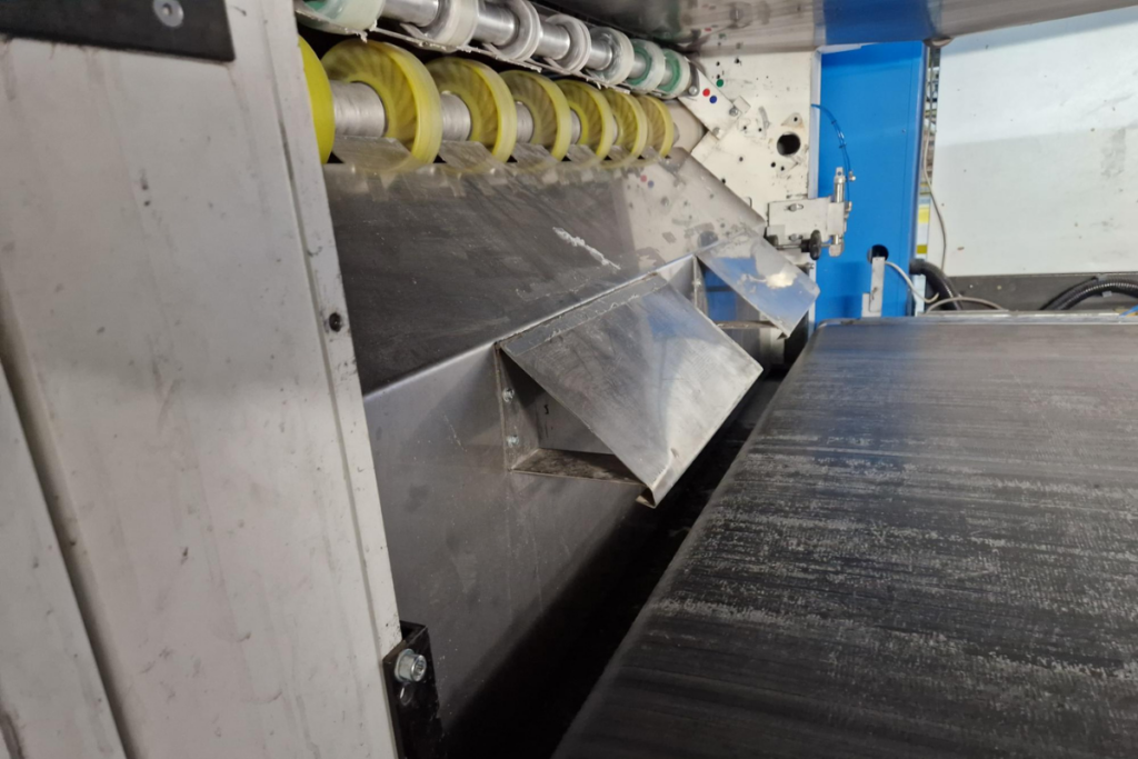 Watersnijder voor verwerking van afval karton