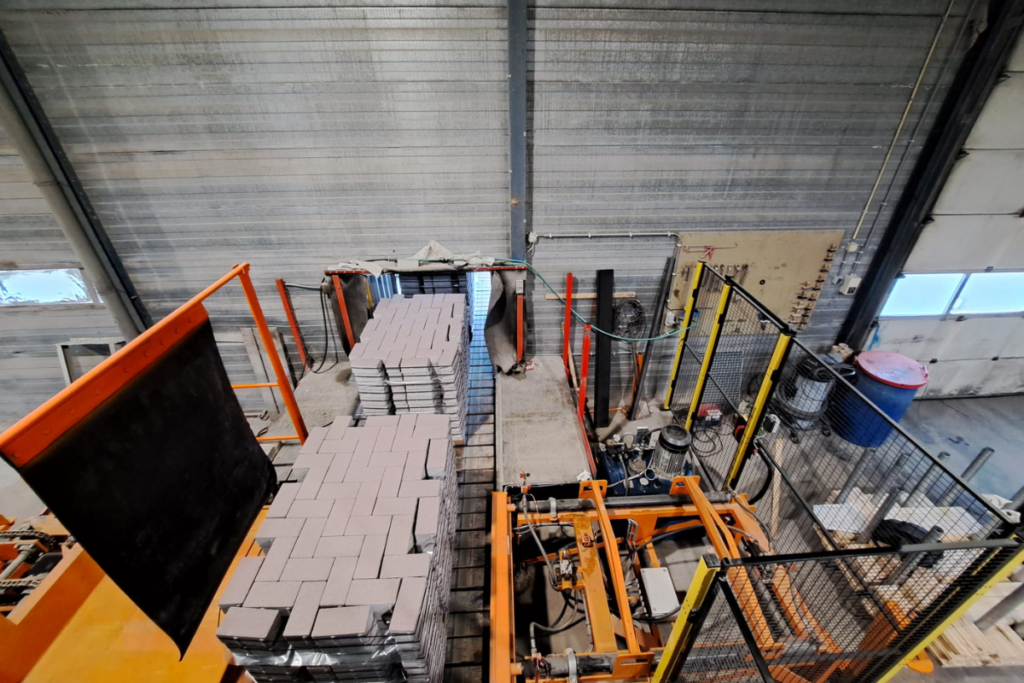 Pallet aanvoer installatie, uitbreiding transportbaan