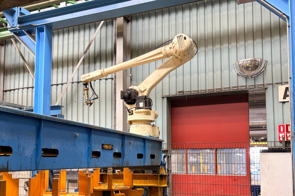 Olie robot in productielijn, oliën complexe mallen