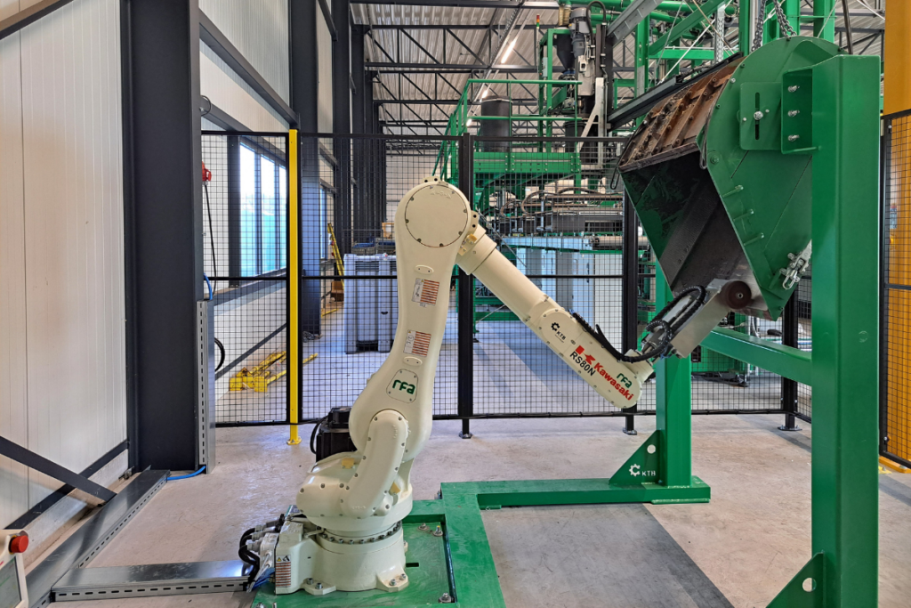 Robot in fabriek, schoonmaken en reinigen mengbakken