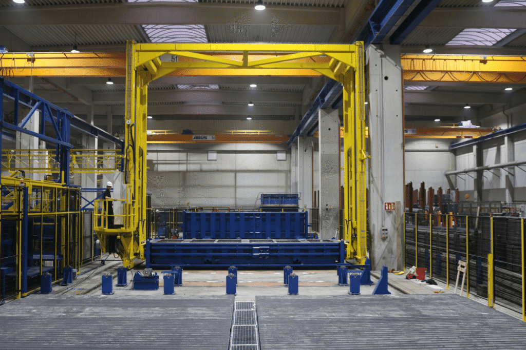 Malhandler met transportband voor keerwanden - Betonfabriek in Duitsland