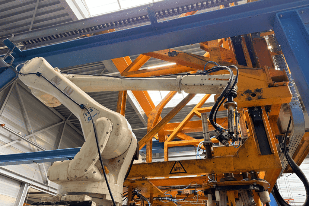 Olie robot in productielijn, oliën prefab beton mallen