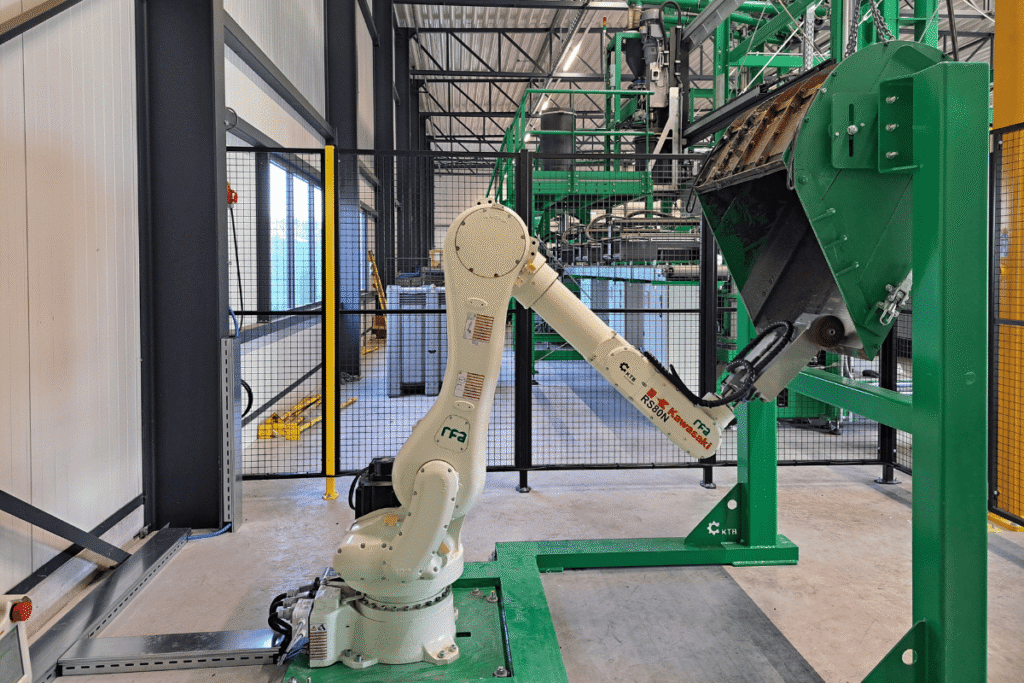 Robot in fabriek, schoonmaken en reinigen mengbakken