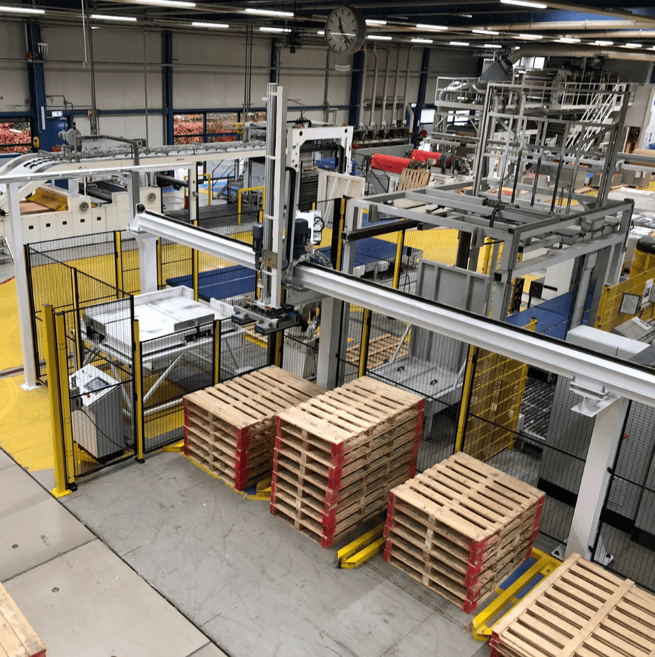 Pallet en papier transport met aan en afvoer, logistiek proces geautomatiseerd