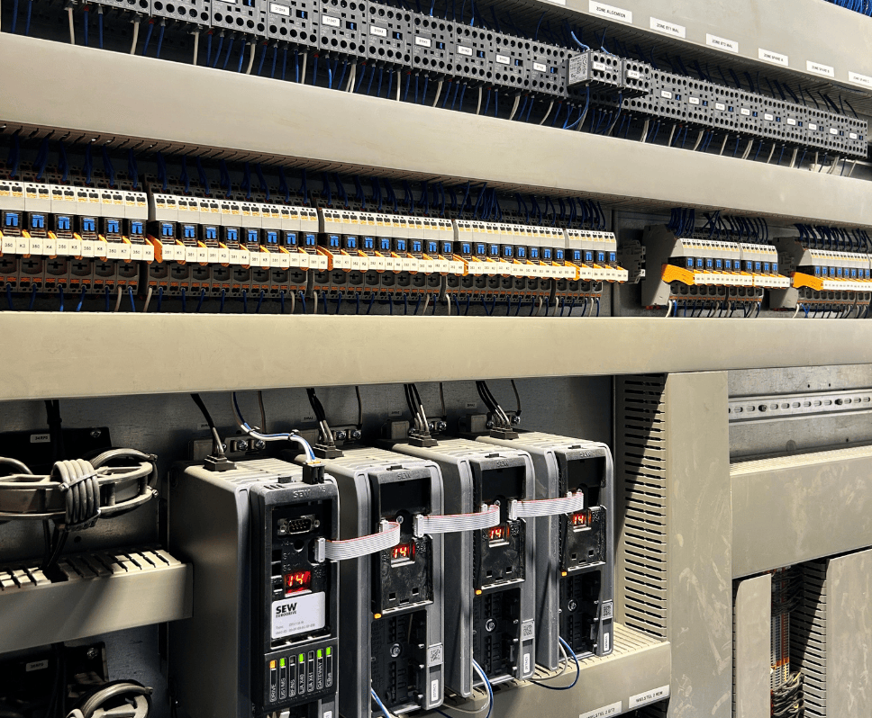 Installatie en programmeren van de machine op locatie